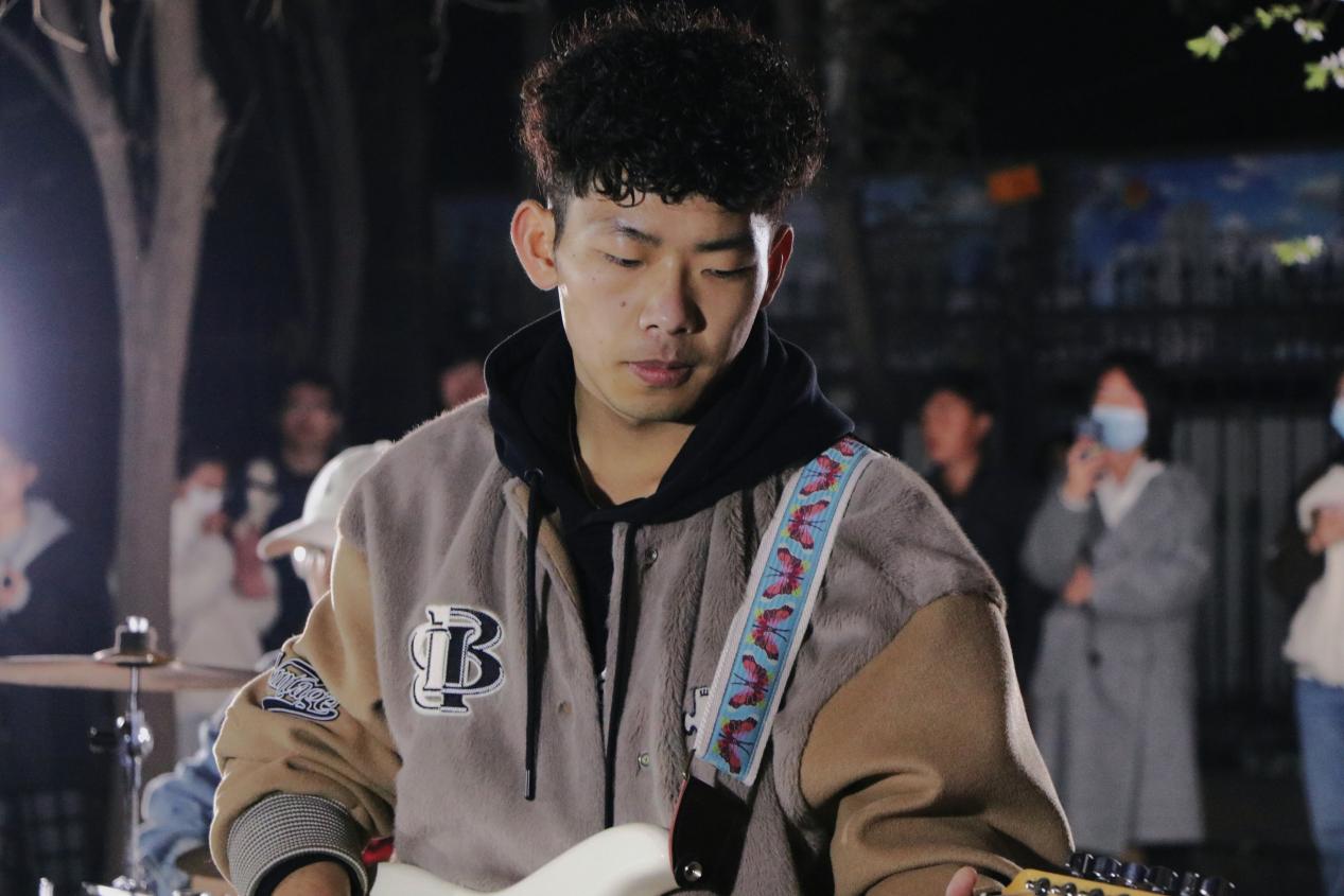 下载星空体育APP-特色夜光跑步音乐节，青春在光影中跃动